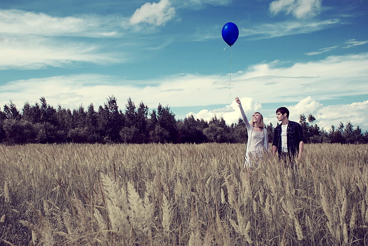 ballon bleu, couple, champ, herbe, air, tour de ballon, date, romance, Fond d'écran HD