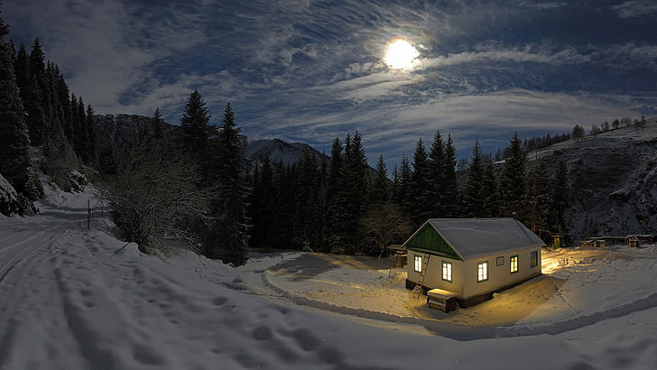 biały i zielony dom, natura, krajobraz, noc, księżyc, światło księżyca, góry, zima, śnieg, drzewa, las, dom, światła, chmury, skała, Tapety HD