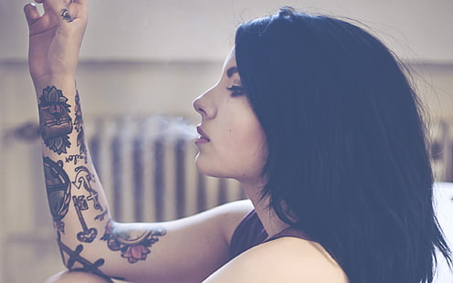 tatouage du bras droit de la femme, femmes, brune, tatouage, modèle, cheveux noirs, fumer, profil, caucasien, visage, cheveux longs, Fond d'écran HD HD wallpaper