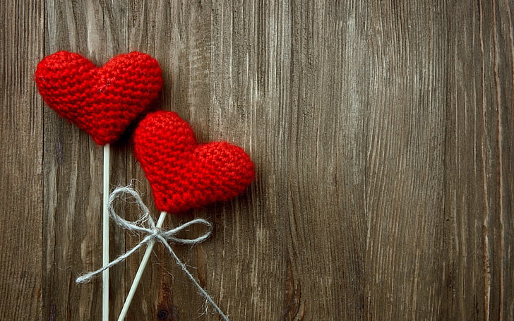2つの赤いかぎ針編みの心の装飾、心、木、かぎ針編み、バレンタインデー、木製の表面、 HDデスクトップの壁紙