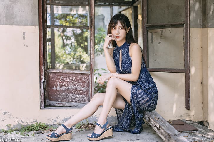Ru Lin ผู้หญิง เอเชีย สีน้ำตาล ผมยาว ผมตรง แต่งหน้า แต่งตัว เสื้อผ้าสีฟ้า ขา หน้าต่าง ซากปรักหักพัง, วอลล์เปเปอร์ HD