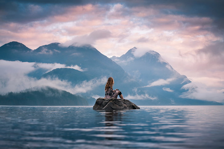 wanita yang duduk di atas batu, gadis, pemandangan, gunung, batu, pemandangan, dal, pulau, saat sunyi, Lizzy Gadd, Wallpaper HD