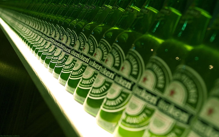 Бутылка с зеленой этикеткой, пиво, бутылки, зеленая, Heineken, HD обои