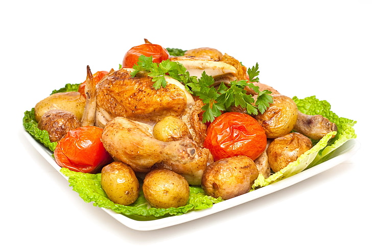 жареная курица с картофелем, курица, картофель, овощи, помидоры, капуста, петрушка, белый фон, HD обои