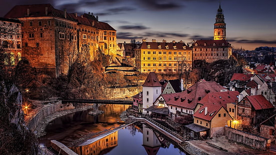観光名所、クルムロフ城、チェコ共和国、ヴルタヴァ、夕暮れ、建物、観光、水、夜、夜、市街地、城、都市景観、空、ランドマーク、反射、川、ヴルタヴァ川、ヨーロッパ、チェコ、チェスキークルムロフ、 HDデスクトップの壁紙 HD wallpaper