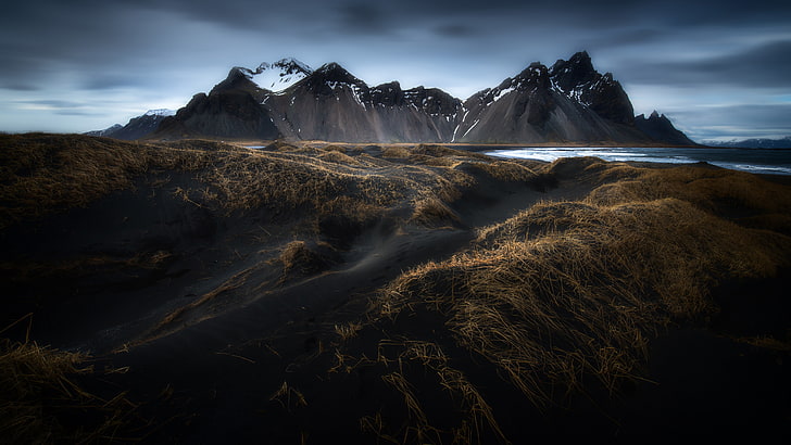 Пейзаж Морское побережье Черный песок Сухая трава Остров со скалистыми горами и снегом Голубое небо Исландия Обои Hd 5200 × 2925, HD обои