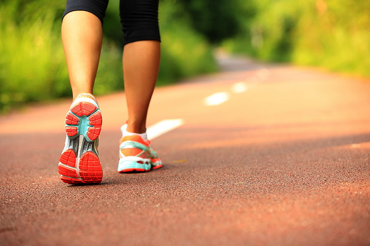 бяло-многоцветни маратонки, бягане, обувки, слънчеви лъчи, асфалт, HD тапет