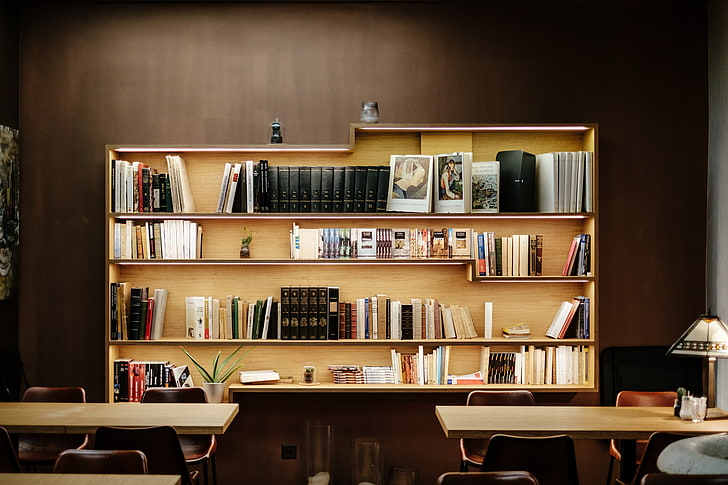 étagère en bois marron à 3 couches, bibliothèque, maison, bureau, livres, chaise, Fond d'écran HD