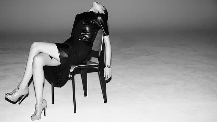 fotel na kółkach z czarnej skóry, monochromatyczny, model, patrząc w górę, krzesło, proste tło, kurtki skórzane, nogi razem, Masami Nagasawa, Tapety HD