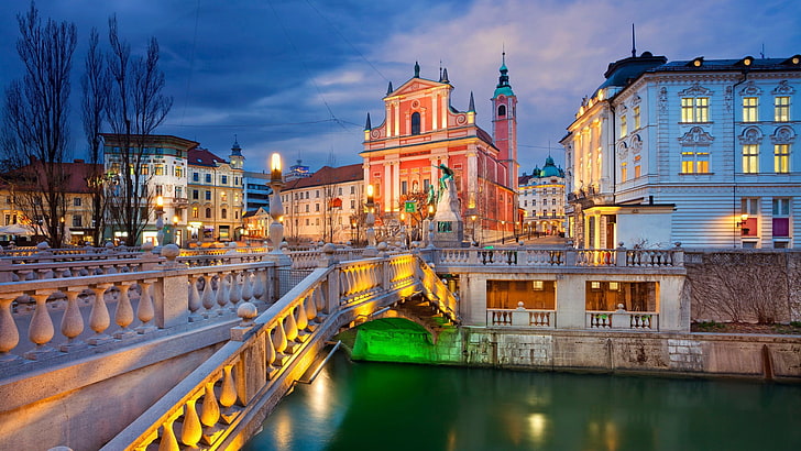 旧市街、リュブリャナ、スロベニア、プレセレン広場、tromostovje、広場、夜、夜、都市景観、水路、運河、ヨーロッパ、空、都市、夕暮れ、水、ランドマーク、 HDデスクトップの壁紙