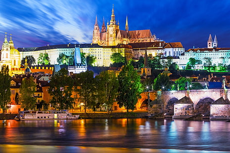 katedral Gotik berlampu beraneka warna, Praha, Republik Ceko, kota malam, kawasan pejalan kaki, kapal, Jembatan Charles, sungai Vltava, sungai Vltava, Wallpaper HD HD wallpaper
