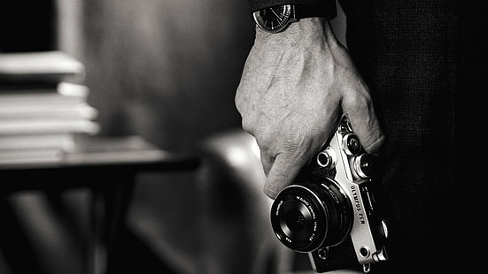 Foto en escala de grises del hombre que sostiene la cámara, Olympus PEN-F, cámara sin espejo, revisión, cuerpo, video 4k, lente, unboxing, Fondo de pantalla HD HD wallpaper