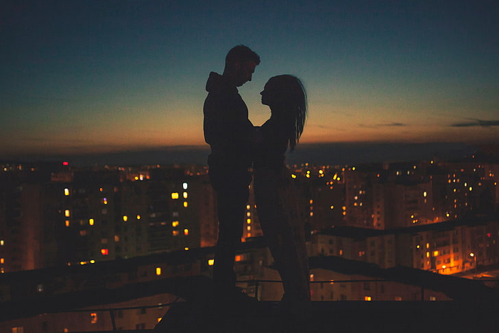 silhouette of man and woman, silhouettes, couple, romance, night city, HD wallpaper