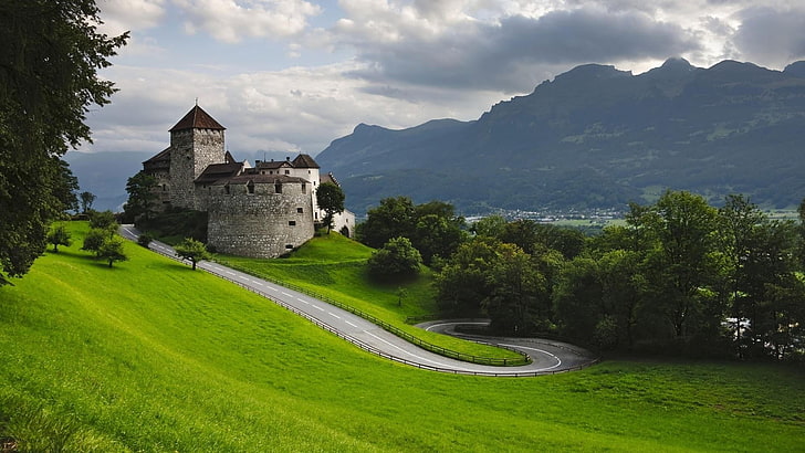 серый каменный замок, природа, пейзаж, архитектура, замок, деревья, трава, лес, Лихтенштейн, дорога, поле, горы, холмы, облака, повороты шпильки, HD обои
