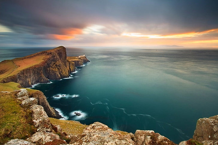 Luftaufnahme der Klippe mit Blick auf das Meer während der goldenen Stunde, Neist Point, Klippe, Meer, Wolken, Küste, Leuchtturm, Natur, Landschaft, Schottland, UK, HD-Hintergrundbild