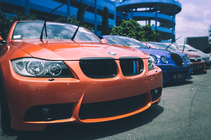 Vehículo BMW naranja, bmw, estacionamiento, parachoques delantero, Fondo de pantalla HD