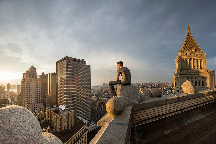 تي شيرت رمادي رجالي ، السقف ، المدينة ، المنظر ، الارتفاع ، أندرو غارفيلد ، بيتر باركر ، الرجل العنكبوت المذهل، خلفية HD