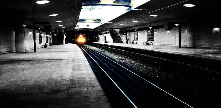 czarno-biały drewniany stół, światła, metro, stacja kolejowa, selektywne barwienie, pociąg, pojazd, Tapety HD