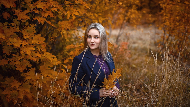 Sergey Sorokin, bionda, modella, donne, guardando spettatore, ritratto, bokeh, profondità di campo, foresta, all'aperto, foglie, autunno, maglione, sorridente, donne all'aperto, cappotto blu, cappotti, Sfondo HD