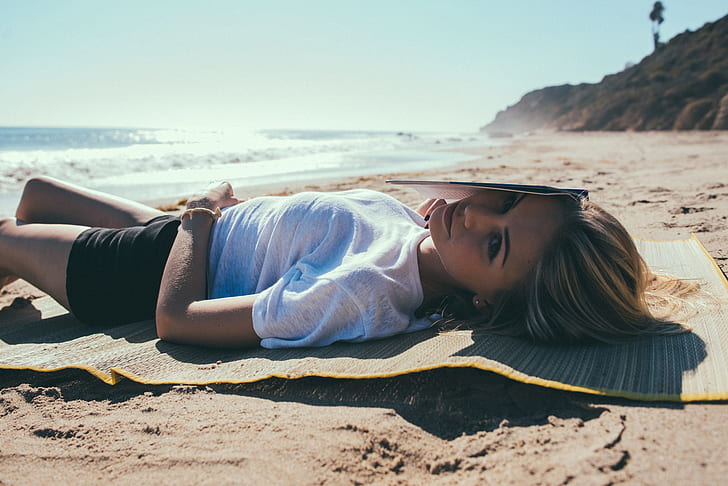Chill Out, books, lying down, sand, landscape, women, Noel Alvarenga, face, model, brunette, depth of field, photography, women outdoors, beach, HD wallpaper