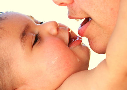 Pocałunek dla dziecka Słodkie dziecko dla dzieci Nastrój Miłość Pulpit, dzieci, niemowlę, dziecko, słodkie, dzieci, pocałunek, miłość, nastrój, Tapety HD HD wallpaper