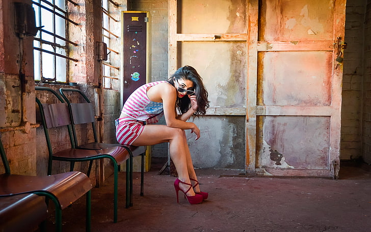 wanita, model, duduk, sepatu hak tinggi, wanita dengan nuansa, Wallpaper HD