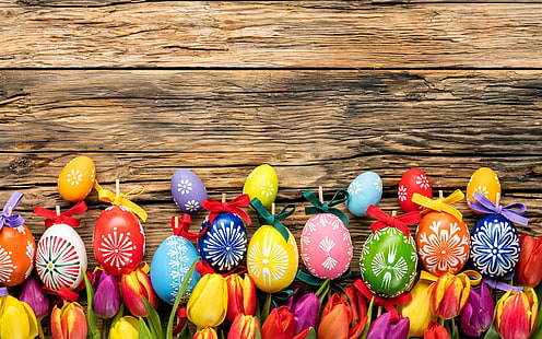 Feliz Pascua, huevos coloridos, tablero de madera, flores de tulipanes, feliz, Pascua, colorido, huevos, madera, tablero, tulipanes, flores, Fondo de pantalla HD HD wallpaper