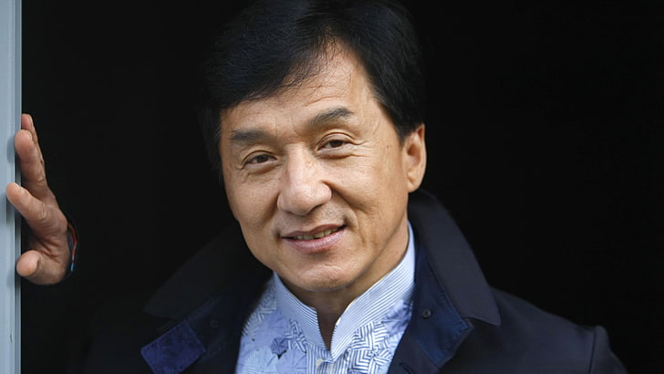 chemise boutonnée bleue pour homme, Jackie Chan, acteur, regardant la visionneuse, Fond d'écran HD