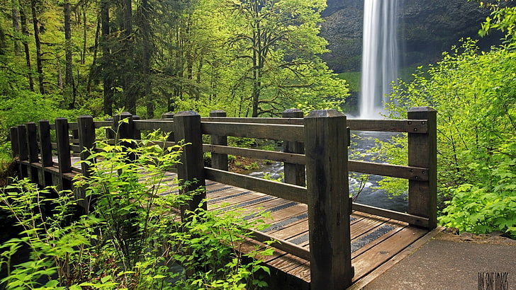 коричневый деревянный мост, мост, водопад, природа, трава, HD обои