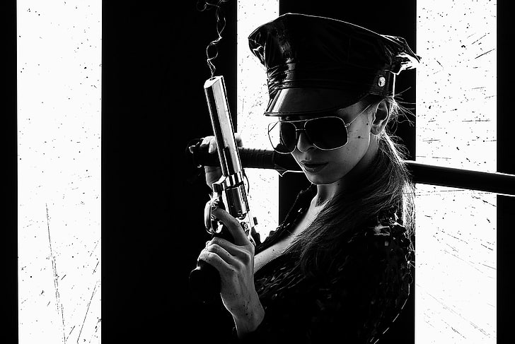 жена държи пистолет и меч цифров тапет, момиче, катана, очила, черно и бяло, револвер, COP, HD тапет