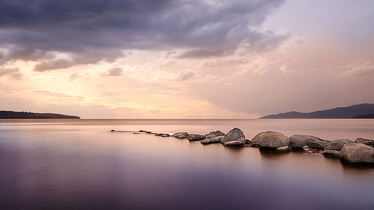 جسم مائي مع جدار بحري ، مياه هادئة ، هدوء ، منظر طبيعي ، سماء ، حجارة ، طبيعة، خلفية HD