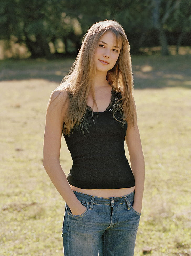 Emily Vancamp, women, actress, jeans, long hair, hands in pockets, grass, HD wallpaper