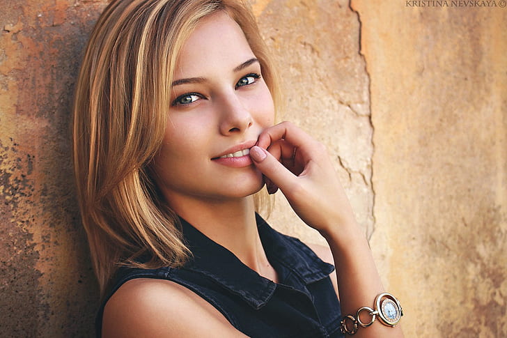 frauen, modell, bildnis, blondine, Kristina Nevskaya, lächelnd, betrachterin betrachtend, finger im mund, HD-Hintergrundbild