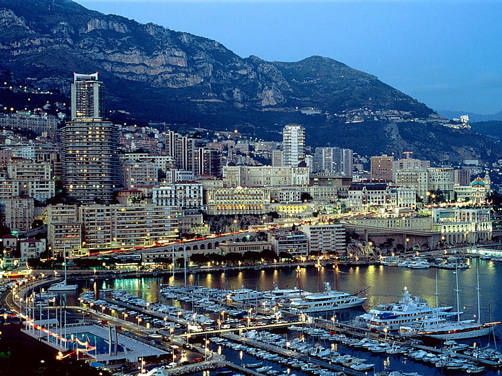 edificio alto gris, paisaje urbano, Mónaco, barco, puerto, montañas, luces de la ciudad, ciudad, Fondo de pantalla HD