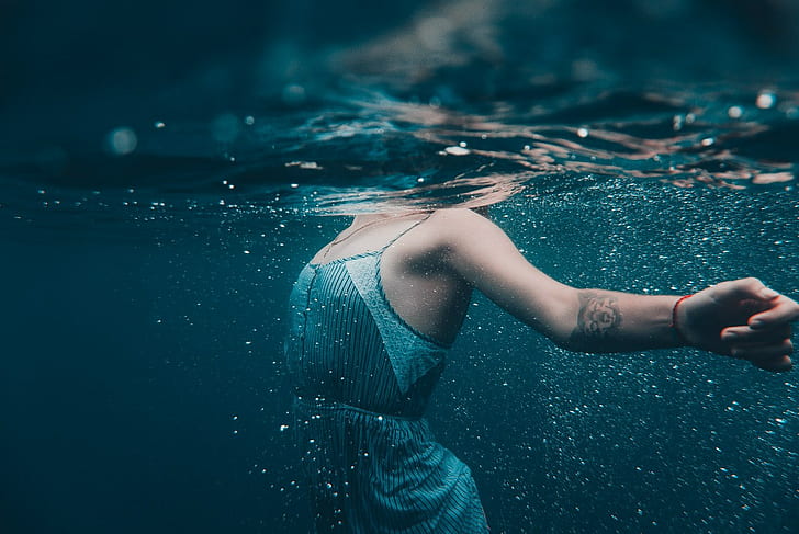 Chill Out, под вода, без сутиен, синя рокля, зърна през облеклото, руски жени, жени, пейзаж, фотография, Марина Саричева, плуване, жени на открито, руски модел, HD тапет