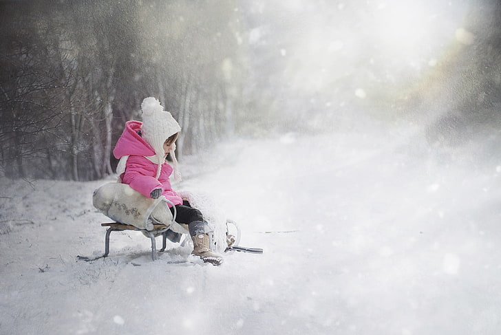 เด็กในเสื้อฮู้ดฟองสีชมพูนั่งบนเลื่อนในช่วงฤดูหนาวเด็ก ๆ, วอลล์เปเปอร์ HD