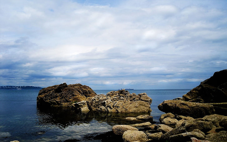brązowe formacje skalne, skały, niebo, morze, pięknie, Tapety HD