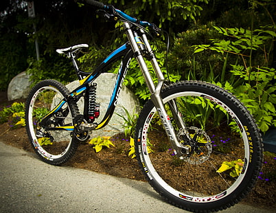 bicicleta de suspensión completa azul y negra, bicicleta, bicicleta de montaña cuesta abajo, Fondo de pantalla HD HD wallpaper