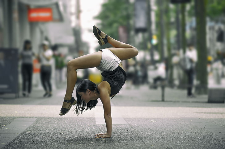 urban, gymnastics, women outdoors, city, women, handstand, HD wallpaper