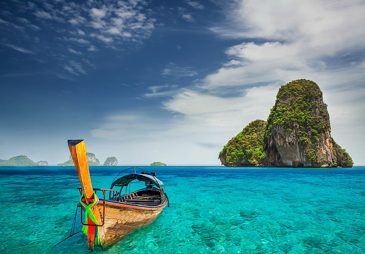 canoa de madera marrón, mar, bahía de Halong, isla, roca, playa de Railay, barco, agua, naturaleza, árboles, cielo, nubes, paisaje, Fondo de pantalla HD