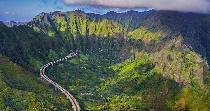 جسر خرساني بني بالقرب من الجبل الأخضر خلال النهار ، الطبيعة ، المناظر الطبيعية ، الجبال ، الطريق السريع ، الغابة ، أواهو ، هاواي ، منظر جوي ، طريق، خلفية HD