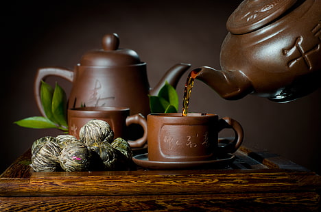 teiera e tazza da tè in ceramica marrone, tè, bollitore, tazza, piattino, foglie, saldatura, Sfondo HD HD wallpaper
