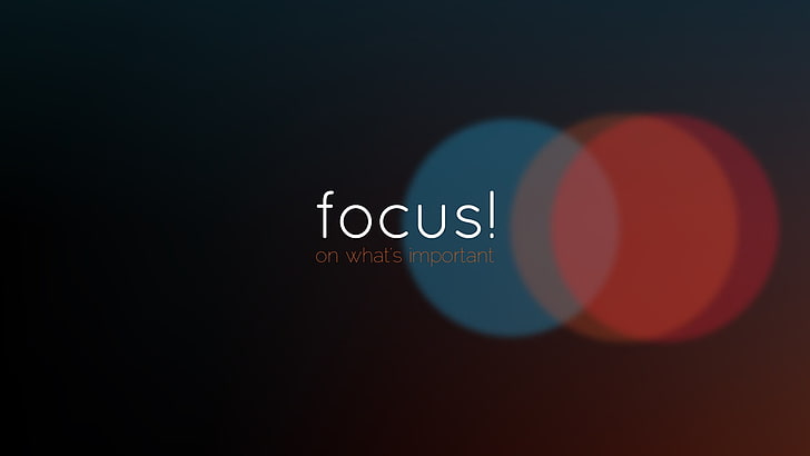 Capture d'écran du texte Focus, Focus!sur ce qui est important texte avec fond clair bokeh rouge et bleu, typographie, citation, bokeh, motivation, Fond d'écran HD