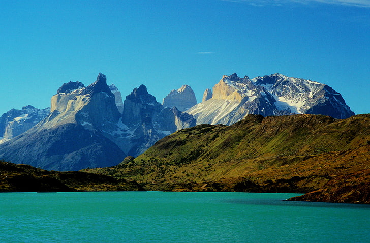 green grass covered mountain, mountains, lake, rocks, Chile, Torres del Paine National Park, Torres del Paine, HD wallpaper