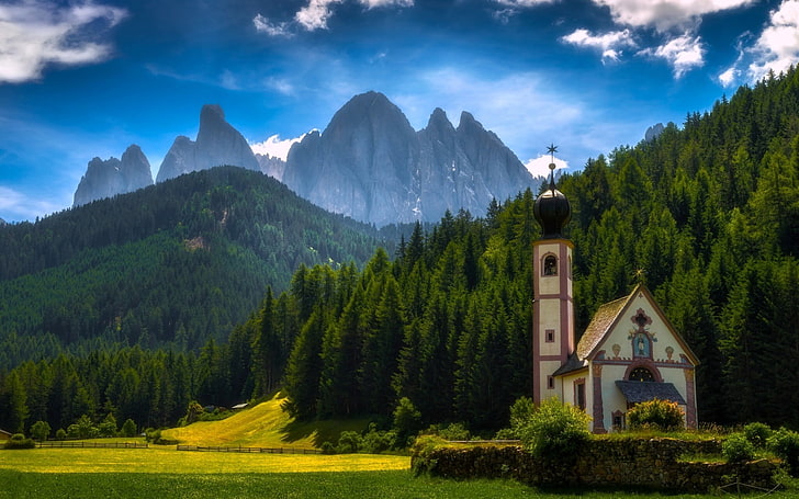 كنيسة خرسانية بيضاء وبنية ، سانتا مادالينا ، فونيس ، جنوب تيرول ، إيطاليا، خلفية HD
