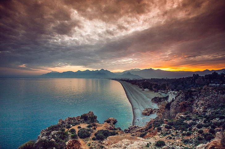 spiaggia marrone accanto al mare durante l'ora d'oro, natura, paesaggio, cielo, nuvole, mare, acqua, tramonto, rocce, Konyaalti Beach, Sfondo HD