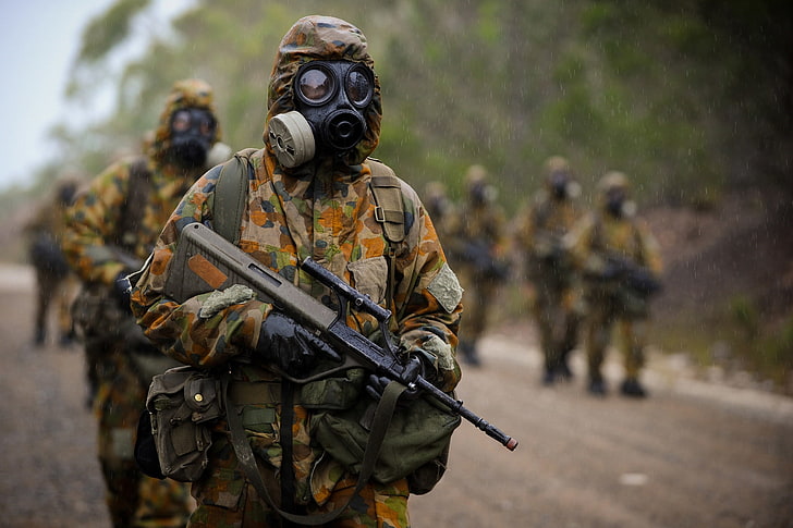 uniforme de camuflagem marrom, verde e laranja da pessoa, chuva, soldados, máscara de gás, camuflagem, rifle, equipamento automático, Steyr AUG, HD papel de parede