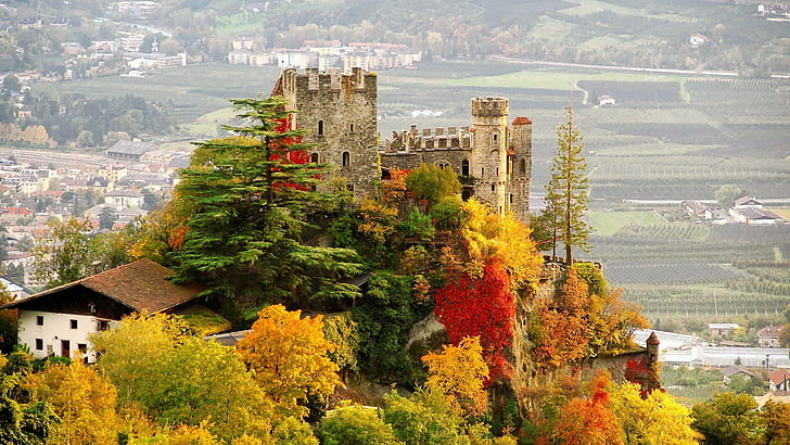 photographie aérienne du château gris haut sur la colline pendant la journée, architecture, bâtiment, paysage, château, Tyrol, Italie, ruine, automne, arbres, maison, village, collines, tour, antique, Fond d'écran HD