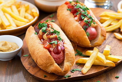 dwie kanapki z hot dogami, kiełbasa, bułeczki, Fast food, Tapety HD HD wallpaper