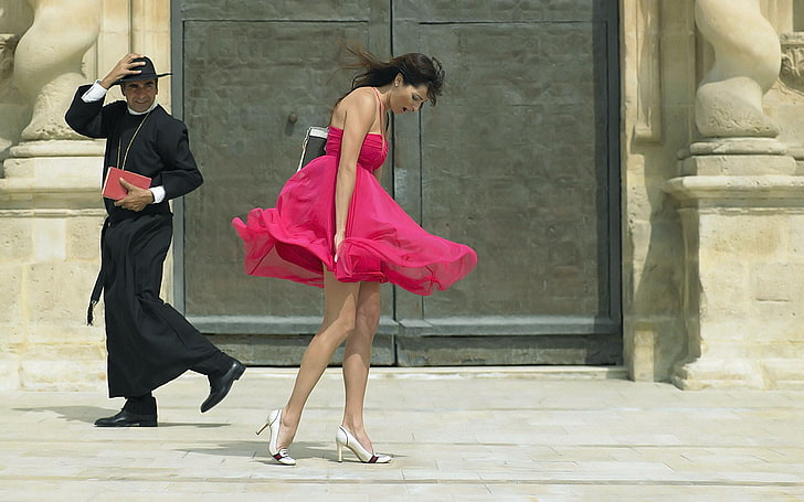 женское розовое платье, священник, женщины на улице, розовое платье, ветрено, книги, брюнетка, высокие каблуки, HD обои